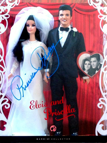 The Queen Signs – Authentic Signings